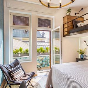 Premium Rooms By Hi5 - Style At The Comedy Theater